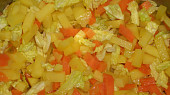 Gulášová polévka z pytlíku, orestovaná zelenina (mrkev, brambory, kapusta)