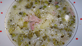 Hráškovo-brokolicová polévka se zakysanou smetanou, hotová polévka se zakysanou smetanou