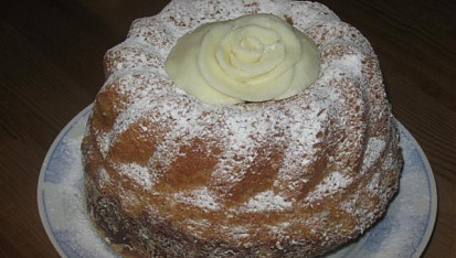 Hrnková bábovka, z 1/2 dávky malá bábovka s marcipán. růžičkou