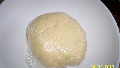 Jablečný koláč z křehkého jogurtového těsta, Hotove testo nechame odpocinout v lednici