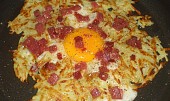 Jánošík (bramborák jinak) (... vejce v připraveném ďolíčku + salámek ...)