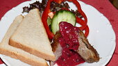 Kachní prsíčka na rozmarýnu s brusinkovým přelivem (předkrm silvestrovského menu 2009)