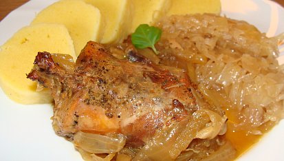 Králík na zázvoru a šalvěji pečený, S brambor.knedlíkem a kysaným zelím