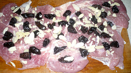 Krůtí roláda se sušenými švestkami