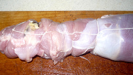 Krůtí roláda se sušenými švestkami