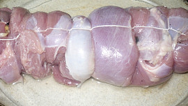 Krůtí roláda se sušenými švestkami