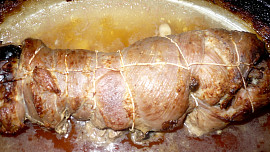 Krůtí roláda se sušenými švestkami