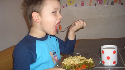 Krůtí srdíčka s mrkví a hráškem, starší spokojený strávník 
