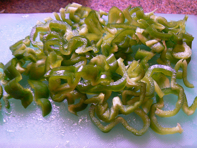 Kuracie prsia a la greek, zelené papriky si tiež nakrájame na pásiky