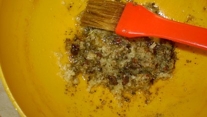 Kuře pečené nejen na jalovci, pasta: jalovec,rozmarýn,majoránka,čecnek...
