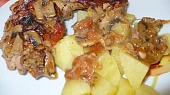 Kuřecí stehna s rajčaty a žampiony