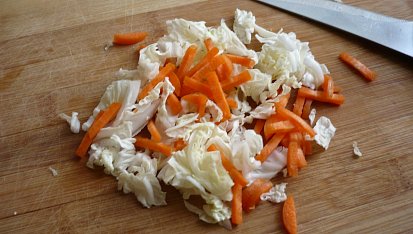 Lilek s arašídy a sezamem, Nakrájená mrkev (já krájím na tenké proužky) + zelí