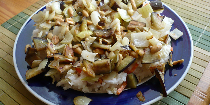 Lilek s arašídy a sezamem (Hotové jídlo 2)