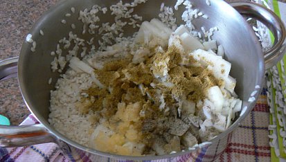 Mahshi cromb - plněné zelné listy směsí rýže (egyptský recept), k ryži pridáme cibuľu, cesnak a koreniny