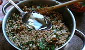 Mahshi cromb - plněné zelné listy směsí rýže (egyptský recept), ďalej k ryži pridáme nasekanú petržlenovú, koriandrovú a kôprovú vňať, paradajkový pretlak, olej a maslo