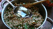 Mahshi cromb - plněné zelné listy směsí rýže (egyptský recept), ďalej k ryži pridáme nasekanú petržlenovú, koriandrovú a kôprovú vňať, paradajkový pretlak, olej a maslo