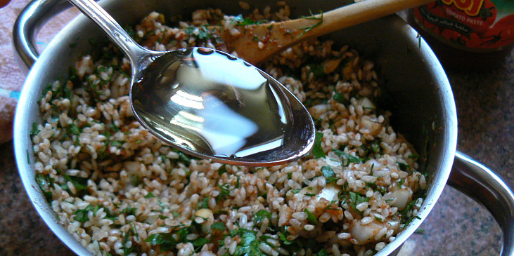 Mahshi cromb - plněné zelné listy směsí rýže (egyptský recept) (ďalej k ryži pridáme nasekanú petržlenovú,…)