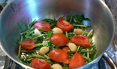 Mahshi cromb - plněné zelné listy směsí rýže (egyptský recept) (do hrnca si naspodok naukladáme stonky z petržlenovej, kôprovej a koriandrovej vňate, na stonky naukladáme nakrájané paradajky a zvyšné strúčiky cesnaku )