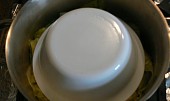Mahshi cromb - plněné zelné listy směsí rýže (egyptský recept) (na mahshi cromb dáme tanier/misku opakom a zalejeme zálievkou)
