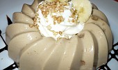 Nepečený vanilkovo-cappuccinový Amaroun s tvarohem (Děláno v jednoporcové bábovičce. Na dozdobení použitý topping,šlehačka, banán a s cukrem opražené sekané mandle)