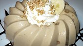 Nepečený vanilkovo-cappuccinový Amaroun s tvarohem, Děláno v jednoporcové bábovičce. Na dozdobení použitý topping,šlehačka, banán a s cukrem opražené sekané mandle