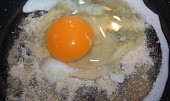 Obalované vejce, ...na strouhanku rozklepneme vejce...
