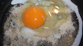 Obalované vejce, ...na strouhanku rozklepneme vejce...