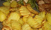 Ochucené hranolky jako smažené z Actifry (brambory nakrájené na vlnkovém kráječi)