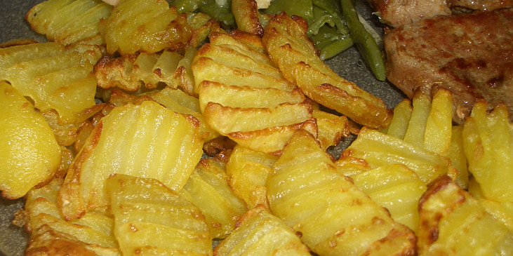 Ochucené hranolky jako smažené z Actifry (brambory nakrájené na vlnkovém kráječi)