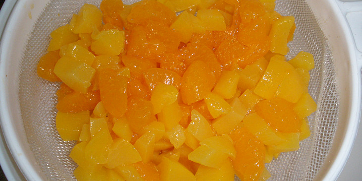 Ovocná dobrota (nakrájíme mandarinky, nebo broskve)