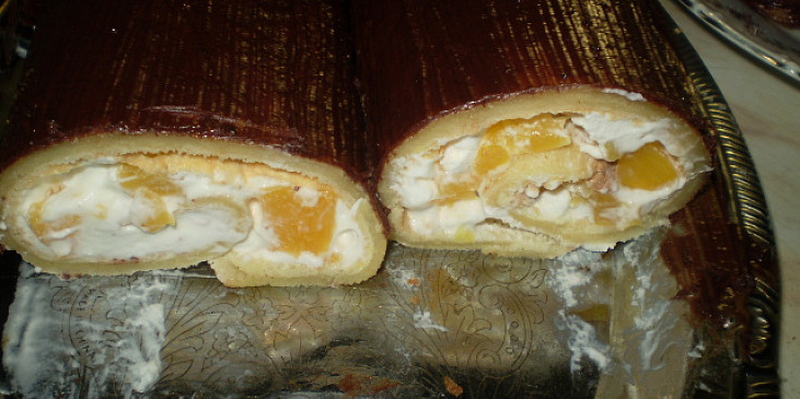 Piškotová roláda s ananasem a šlehačkou (Piškotová roláda s broskvemi a šlehačkou)