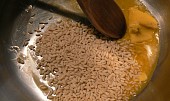 Rýže na egyptský způsob, keď sa maslo roztopí pridáme 3 hrste tarhone/rezancov - neuvarených