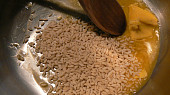Rýže na egyptský způsob, keď sa maslo roztopí pridáme 3 hrste tarhone/rezancov - neuvarených