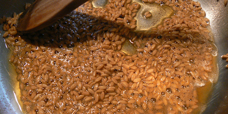 Rýže na egyptský způsob (tarhoňu/rezance na masle/oleji opražíme dohneda)