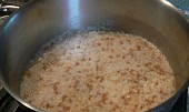Rýže na egyptský způsob (po 15tich minútach ryža vsiakne vodu, ale necháme ju ešte na najmenšom plameni 15minút a priebežne miešame)