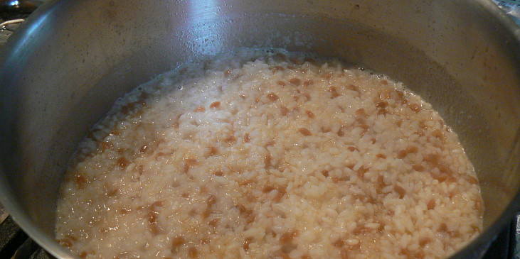 Rýže na egyptský způsob (po 15tich minútach ryža vsiakne vodu, ale necháme…)
