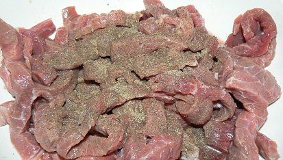 Shawerma (šaverma) po mojom, pridáme soľ, 1ČL čierneho korenia, poriadne zamiešame a dáme na noc do ladničky