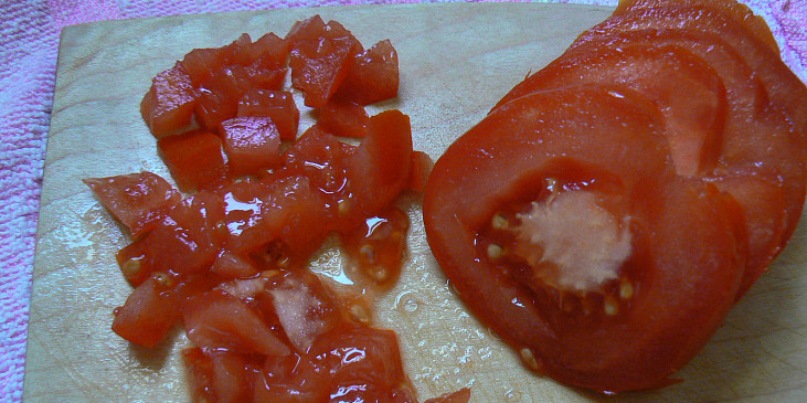 umyjeme si a nadrobno nakrájame paradajky
