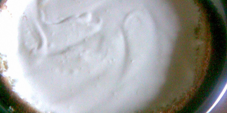 Sváteční dort s vaječným likérem (naplněný díl v misce)