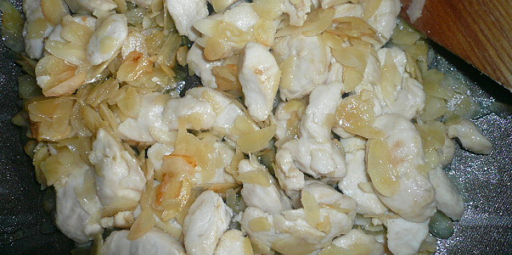 Těstoviny se dvěma omáčkami (opečené kuře s mandličkama)