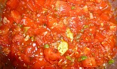 Těstoviny se dvěma omáčkami,  rajčatová omáčka ve stadiu vaření