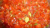 Těstoviny se dvěma omáčkami,  rajčatová omáčka ve stadiu vaření