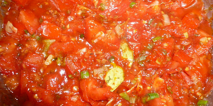 Těstoviny se dvěma omáčkami ( rajčatová omáčka ve stadiu vaření)