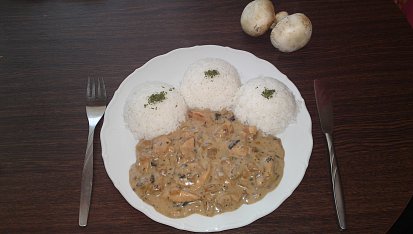 Žampionová rychlovka s kuřecíma nudličkama, v mém provedení dle receptu, s přílohou rýže :-)