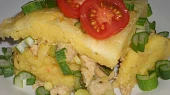 Zapečená polenta s kuřecím masem, tahle část je s jarní cibulkou a mozzarellou