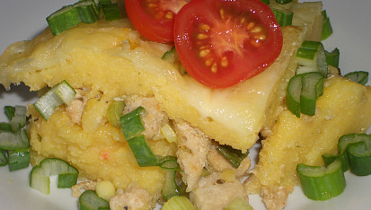 Zapečená polenta s kuřecím masem, tahle část je s jarní cibulkou a mozzarellou