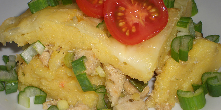 Zapečená polenta s kuřecím masem (tahle část je s jarní cibulkou a mozzarellou)