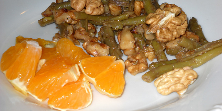 Zelené fazolky s ořechy a mandarinkami.