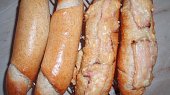 Anglický rohlík, se slaninou od místního výrobce, posypané strouhaným eidamem