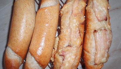 Anglický rohlík, se slaninou od místního výrobce, posypané strouhaným eidamem